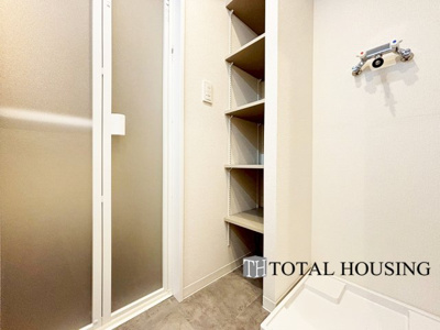 【脱衣所】 | ライオンズマンション第2中島公園通り | 洗面所壁面には収納棚が備えられ、洗面用品などをすっきりと収納できます。