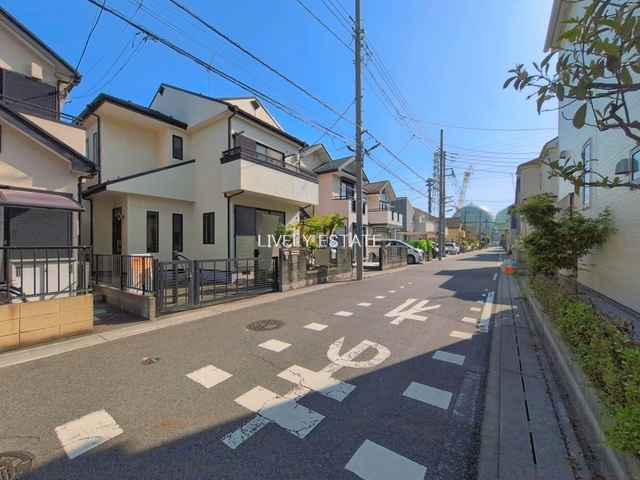草加市瀬崎6丁目 中古戸建の前面道路含む現地写真