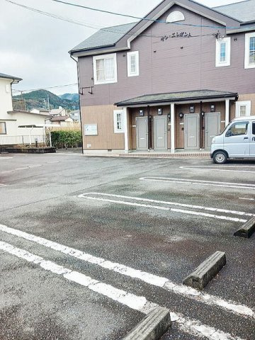 サンエレガントの駐車場