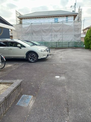 アヴェニール壱番館の駐車場