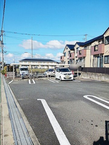 エレガンス壱番館の駐車場