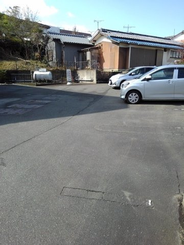 フォレストヒルズ３号館の駐車場