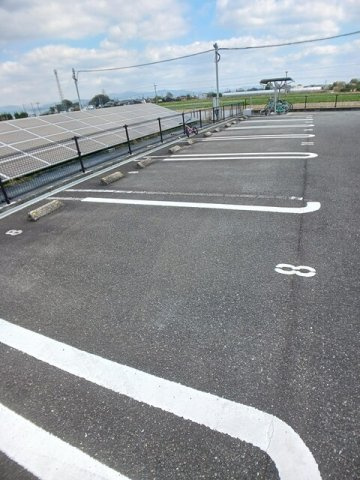 ストロベリー・Ｇ　弐番館の駐車場