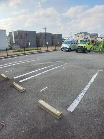 アヴェニール伍番館の駐車場