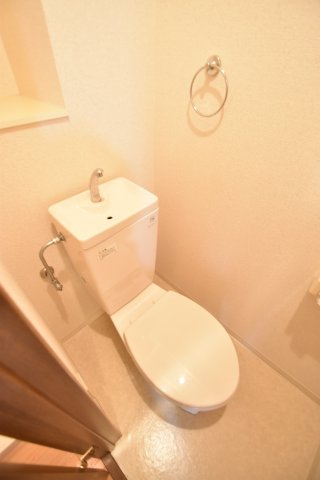 大阪市都島区片町１丁目の賃貸マンションのトイレ