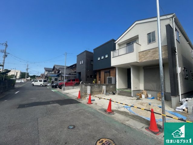 ★5(土)6(日)現地見学可能！★草津市草津町　全2邸の前面道路含む現地写真|周辺は落ち着いた街並みの住宅地！子育てがしやすい住環境です！まだ未完成ですが、現地でしかわからない事もございます。是非一度ご覧ください。