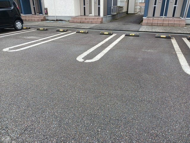 フルールⅢの駐車場