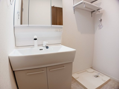 【洗面所】 | グランシャトー武蔵藤沢Ｂ | 忙しい朝には欠かせない洗面所です