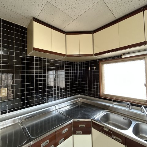 登別市若山町1丁目6-1戸建のキッチン