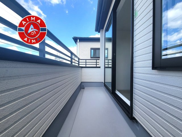 福岡市博多区那珂1丁目第1-2棟（1号棟）のバルコニー|風をしっかりと感じられるバルコニーでは、毎日が洗濯日和です。広々としているので洗濯も楽しくなるでしょうし、気分転換にバルコニーからの眺めを楽しむのもいいでしょう。