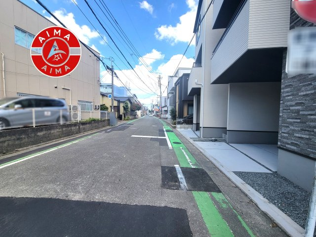 福岡市博多区那珂1丁目第1-2棟（1号棟）の前面道路含む現地写真|前面道路は閑静な住宅地をはしる車通りの少ない道路。お車の出し入れが苦手なママや小さなお子様にも安心ですね。しっかり舗装もされているので、ベビーカーや自転車で通っても快適に通行できます。