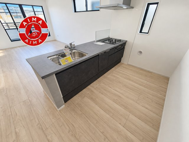 福岡市博多区那珂1丁目第1-2棟（1号棟）のキッチン|ダイニングテーブルへの配膳がラクラク、お料理はかどるカウンター付きシステムキッチン！
