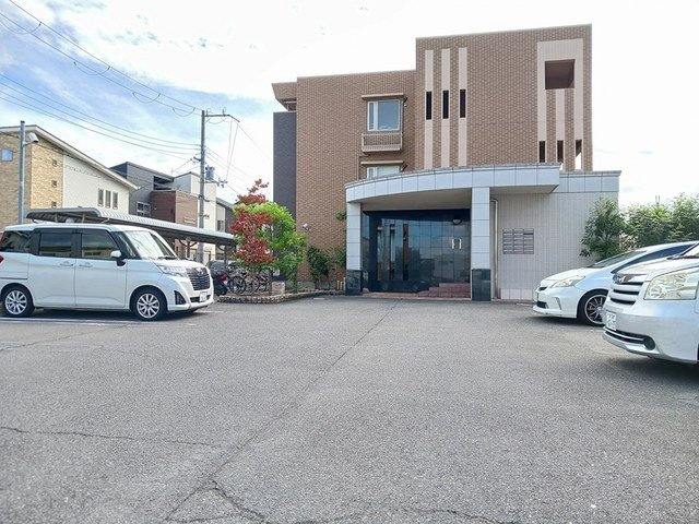 ジンの駐車場