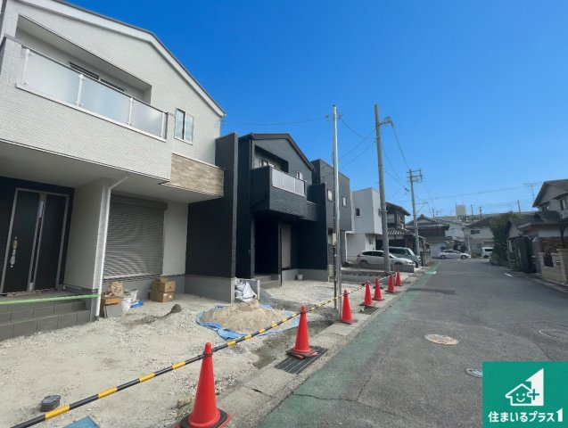 ★草津市草津町　第3期　新築一戸建ての前面道路含む現地写真|周辺は閑静な住宅街！前面道路広々で車の出し入れも便利です。駐車が苦手な方でも安心して車庫入れできます！