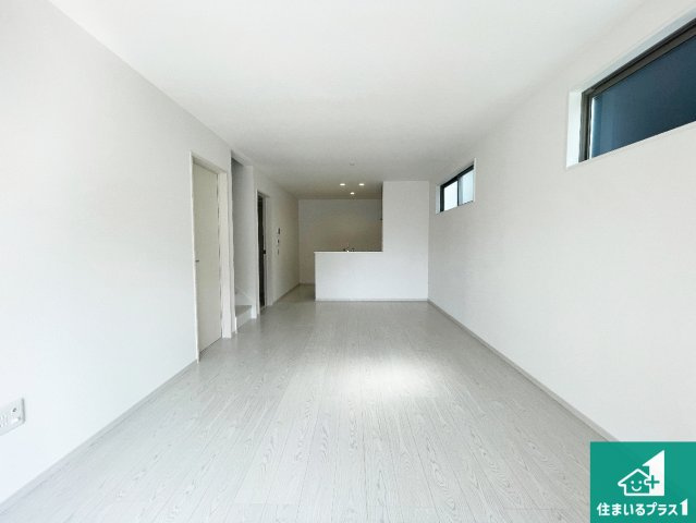 ★草津市草津町　第3期　新築一戸建ての居間・リビング|日当たり良好の明るいリビングで朝の目覚めもスッキリできそう！対面キッチンでご家族のコミュニケーションも自然と増える設計！小さなお子様が遊ぶスペースを作っても広々とくつろげるLDK！