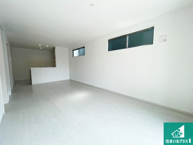 ★草津市草津町　第3期　新築一戸建ての居間・リビング|シンプルなリビングは、観葉植物等のインテリアを楽しめますね！パパ好みにも、ママ好みにも家具次第で雰囲気を変えることができます！