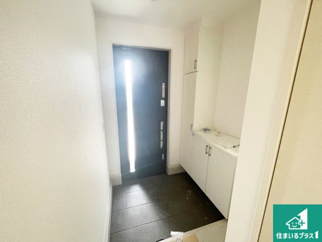 ★草津市草津町　第3期　新築一戸建ての玄関|シューズボックスにはたくさんの靴が収納できるので玄関周りはいつもスッキリ！ご家族が増えても安心！