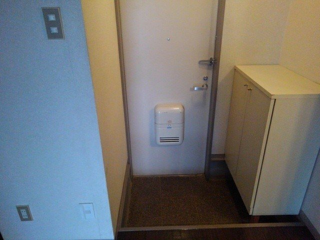 ロマニーカルベＢの玄関