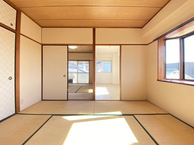 【寝室】 | 茶苑マンション | 角部屋写真です。