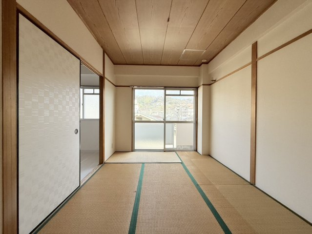 【寝室】 | 茶苑マンション | 来客時にも便利な和室付き