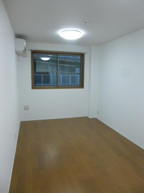 シャーンティ・エーカムの寝室|落ち着いた色調の寝室です