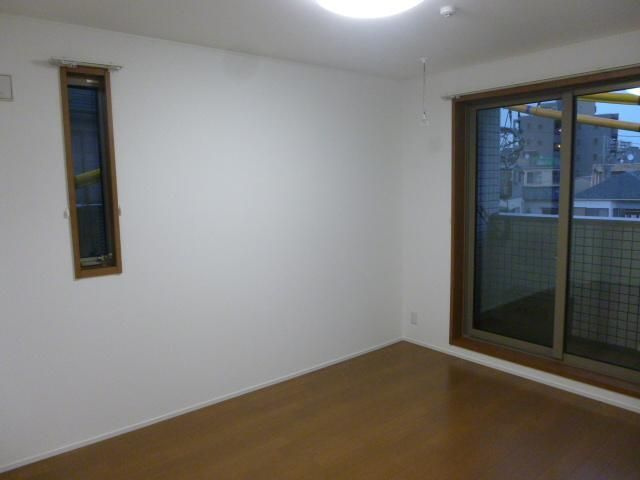 シャーンティ・エーカムの寝室|落ち着いた色調の寝室です