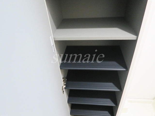 ルミエール赤羽の居間・リビング|下駄箱の中は、この様になっております☆