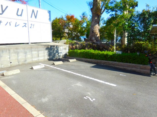 レオパレスSyuNの駐車場
