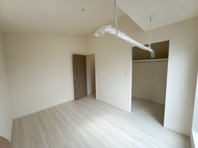 【洋室】 | 川越市今福　新築一戸建住宅　全1棟　(ふじみ野店) | 洋室６帖：二面採光の明るいお部屋です！
