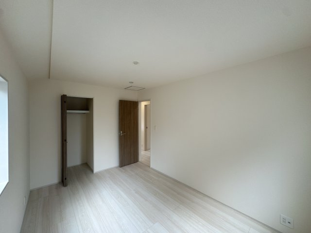 【洋室】 | 川越市今福　新築一戸建住宅　全1棟　(ふじみ野店) | 洋室6.75帖：クローゼット完備、広々空間の洋室です！