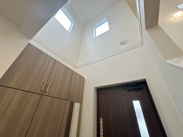  | 川越市今福　新築一戸建住宅　全1棟　(ふじみ野店) | 風通し良好な玄関吹抜は開放感溢れます