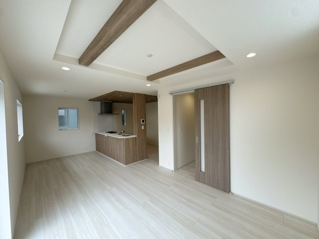 【居間・リビング】 | 川越市今福　新築一戸建住宅　全1棟　(ふじみ野店) | 木のぬくもり感じる三面採光のLDK１７帖
折り上げ天井で縦空間にもゆとりあるくつろぎの場