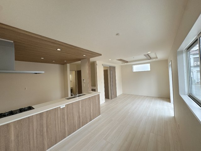 【居間・リビング】 | 川越市今福　新築一戸建住宅　全1棟　(ふじみ野店) | 木のぬくもり感じる三面採光のLDK１７帖
折り上げ天井で縦空間にもゆとりあるくつろぎの場