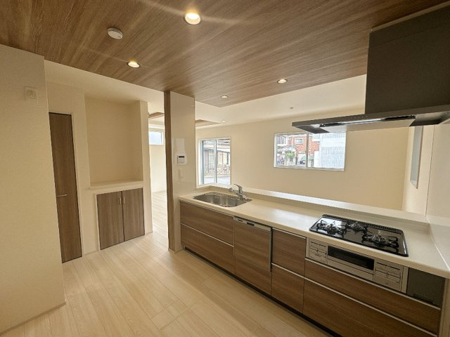 【キッチン】 | 川越市今福　新築一戸建住宅　全1棟　(ふじみ野店) | 広々空間の人造大理石システムキッチン、お料理が楽しくなりますね♪