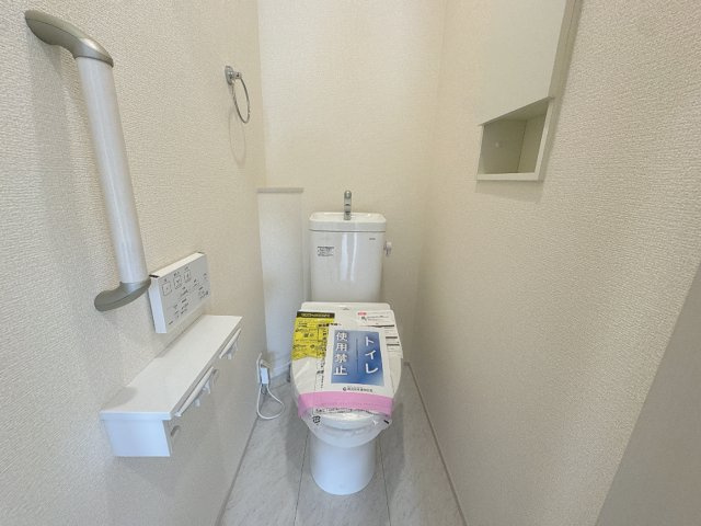 【トイレ】 | 川越市今福　新築一戸建住宅　全1棟　(ふじみ野店) | 白を基調とした清潔感あるトイレ、収納付きです