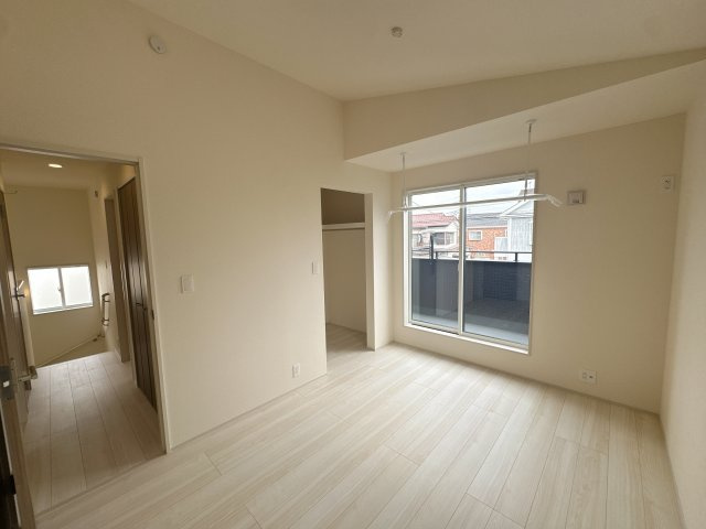 【洋室】 | 川越市今福　新築一戸建住宅　全1棟　(ふじみ野店) | 洋室６帖：二面採光の明るいお部屋です！
