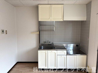 【キッチン】 | サンシャイン中川B | 吊戸棚付き