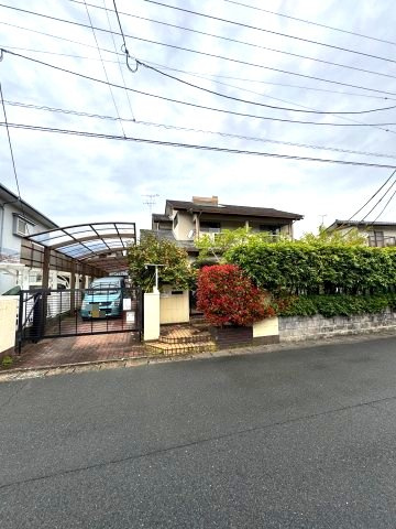 大窪５丁目中古住宅の外観|外は緑や赤の植栽がきれいです