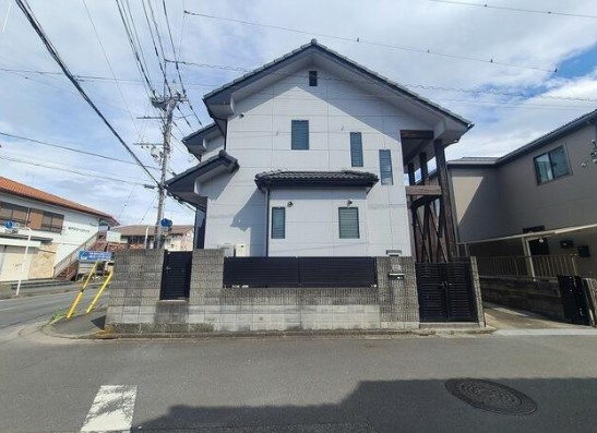 【中古】坂戸市伊豆の山町中古住宅の外観|陽当り良好！解放感ある角地です☆