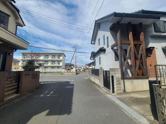 【中古】坂戸市伊豆の山町中古住宅の前面道路含む現地写真|前面道路含む現地写真です