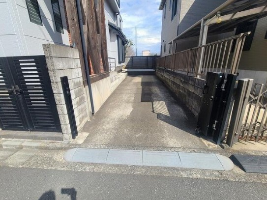 【中古】坂戸市伊豆の山町中古住宅の駐車場