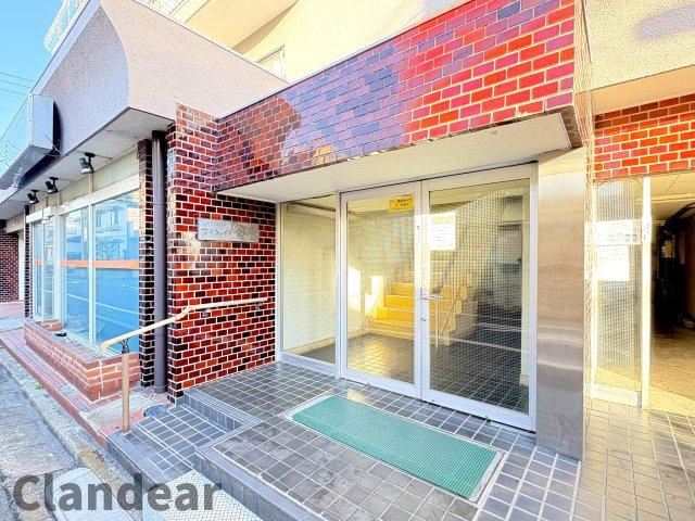 日東マンションサンシャイン谷塚のエントランス|ドキドキの新生活も、安心してスタート。ぴったりの住まいを見つけませんか？クランディアが一緒に住まい選びをサポートします‼　まずは、お気軽にお問合せください　＃クランディア