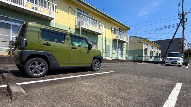 メゾンカワグチBの駐車場