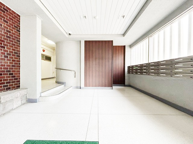 【ロビー】 | パシフィック豊玉マンション | 集合ポストなどを備えたエントランスホール。ここもマンションの顔となる部分であり、しっかりと清掃の行き届いたさまに安心感をおぼえます。～即日のご見学可能～　お問合せはお気軽にどうぞ。