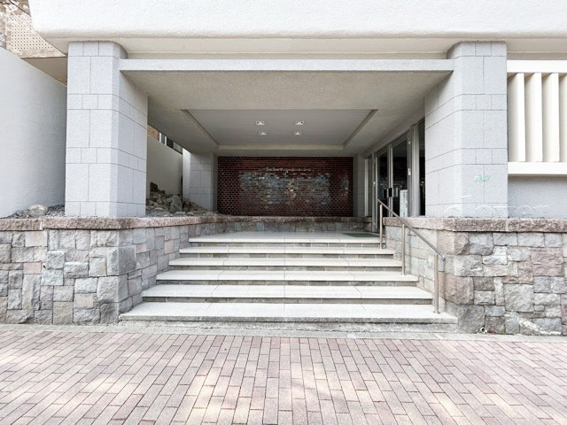 【エントランス】 | パシフィック豊玉マンション | お客様を、そして住人を出迎えてくれるマンションのエントランス。ゴミが落ちていないことからも、管理状態の良さや住民の節度の高さが見て取れます。～即日のご見学可能～　お問合せはお気軽にどうぞ。