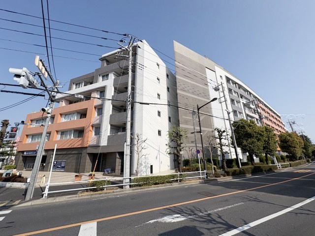 【現況写真】 | コナ・ヴィレッジ調布国領 | 前面道路と外観の様子です。～即日のご見学可能～　お問合せはお気軽にどうぞ。