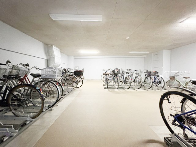 【駐輪場】 | コナ・ヴィレッジ調布国領 | 自転車置き場。マンションの共用部にあたります。空きの有無や駐輪料金、各戸の台数制限などについては、改めてお問い合わせください。～即日のご見学可能～　お問合せはお気軽にどうぞ。