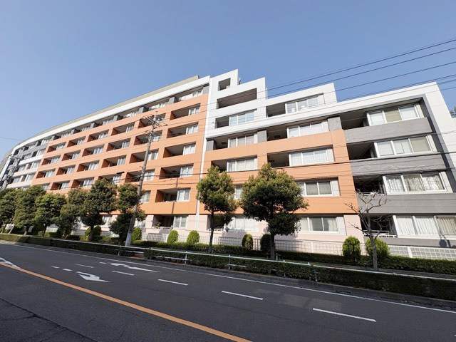 【外観】 | コナ・ヴィレッジ調布国領 | 手入れの行き届いた外壁やエントランスなど、「見ればわかる」レベルで清潔感を保ったマンションです。築年数を感じさせない姿で皆様をお出迎えします。～即日のご見学可能～　お問合せはお気軽にどうぞ。