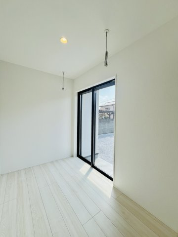 太田市亀岡町のランドリースペース|お庭へも行き来できるランドリースペースは、室内干しもできるので雨の日も安心◎