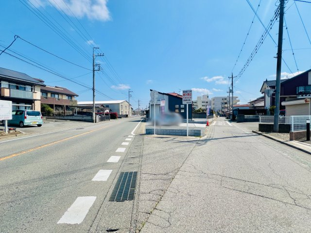 太田市亀岡町の前面道路含む現地写真|カースペース並列3台可能♪